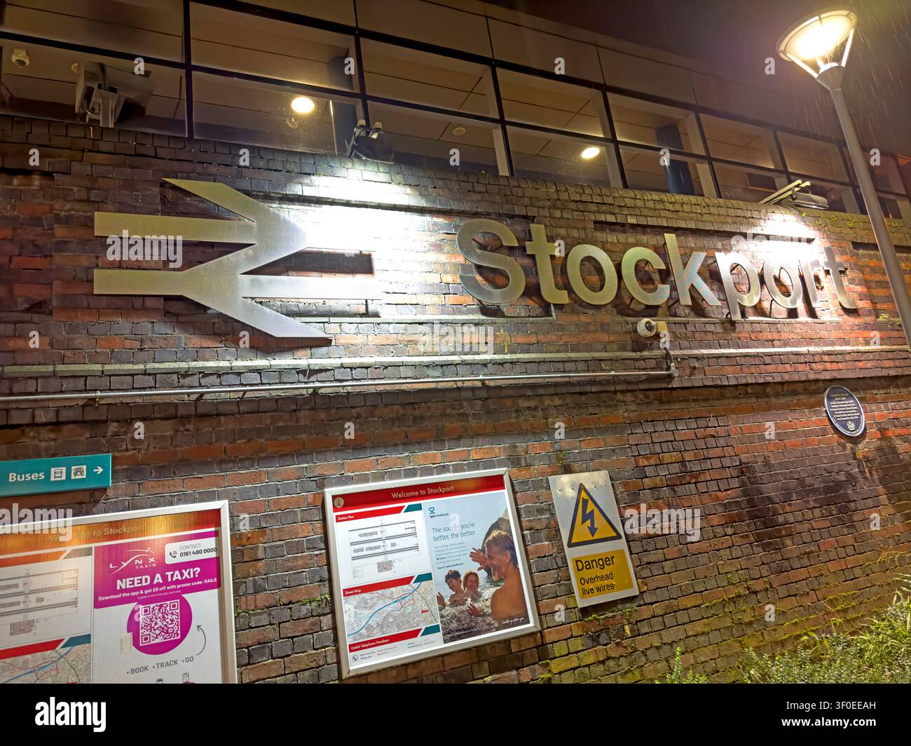 Stockport train station at night, dusk evening travel Stock Photo