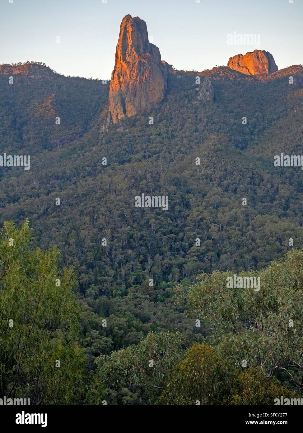 Sunrise on Belougery Spire, Warrumbungle National Park Stock Photo