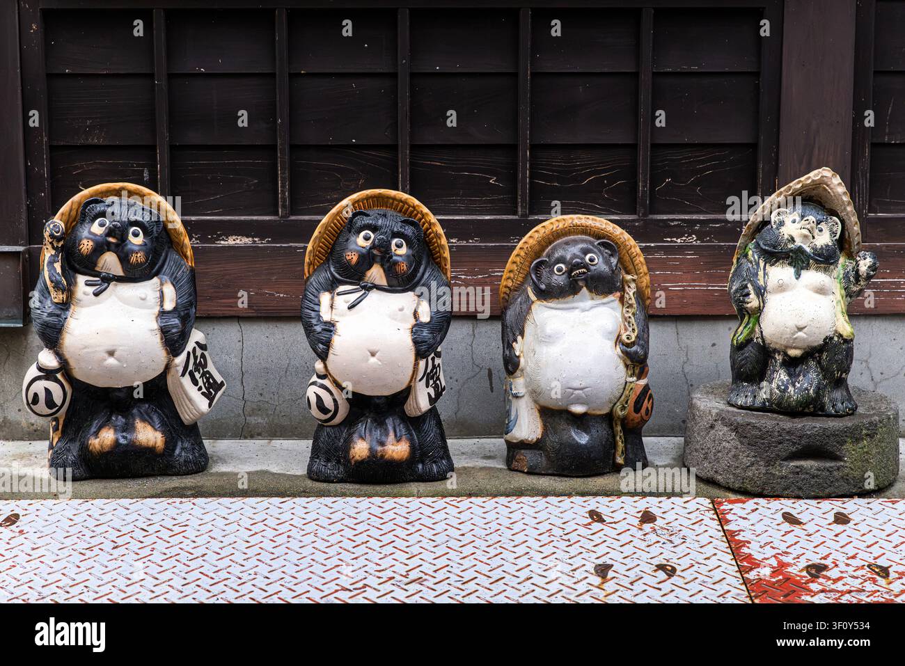 Japanese raccoon dog statue hi-res stock photography and images