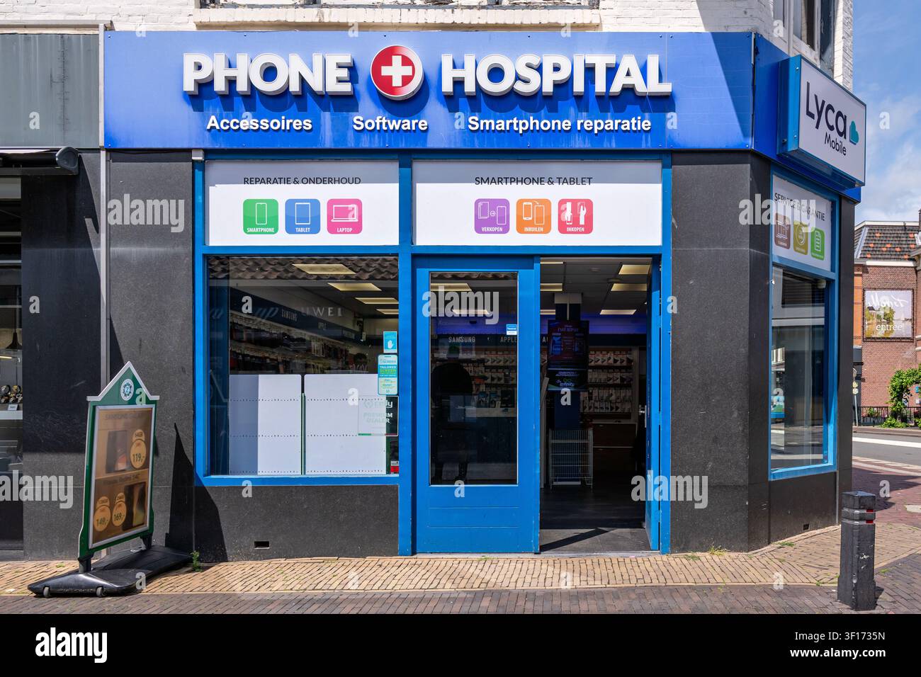 Phone Hospital shop in Zaandam, Netherlands Stock Photo