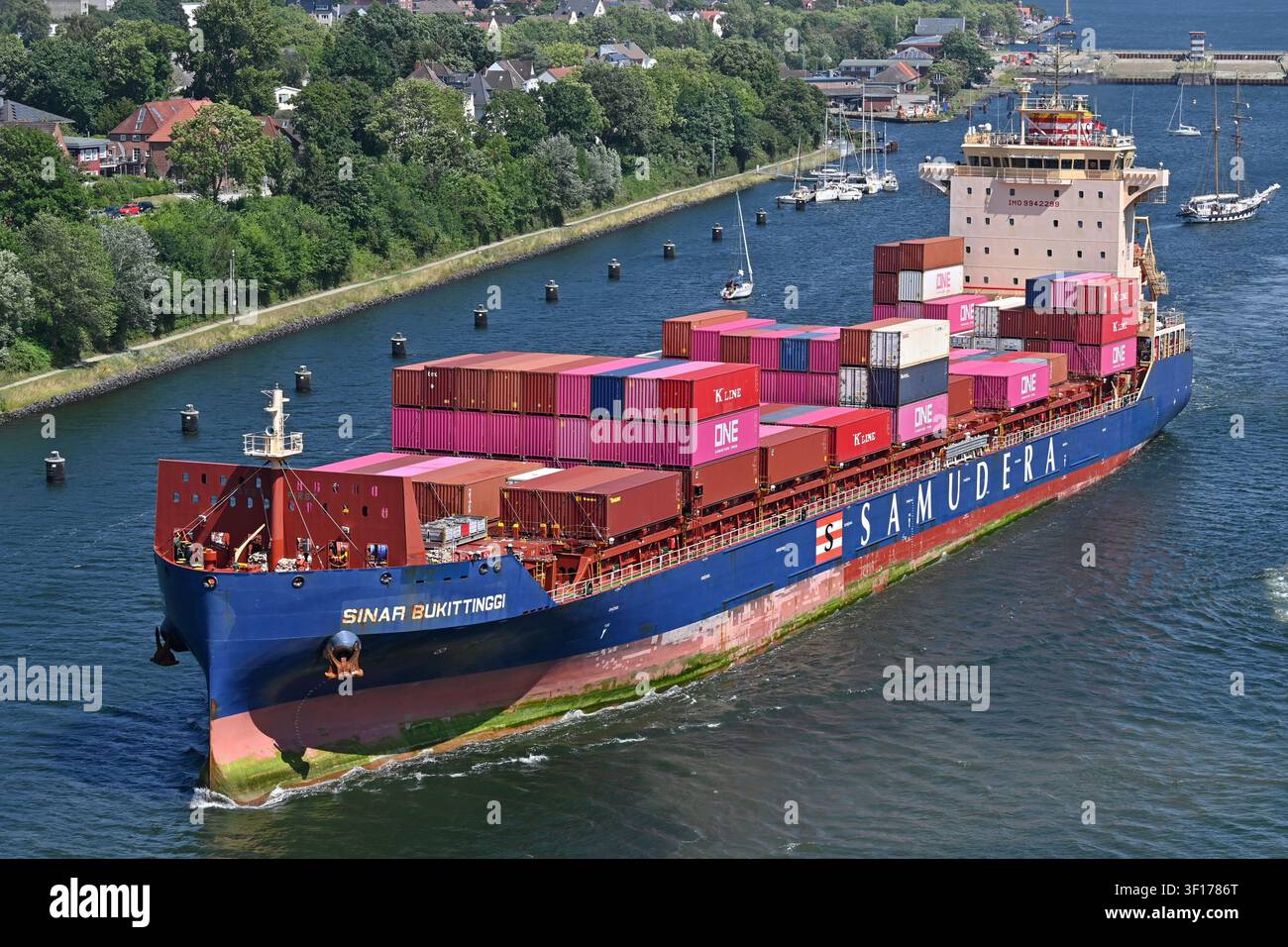 Containership SINAR BUKITTINGGI passing the Kiel canal Stock Photo