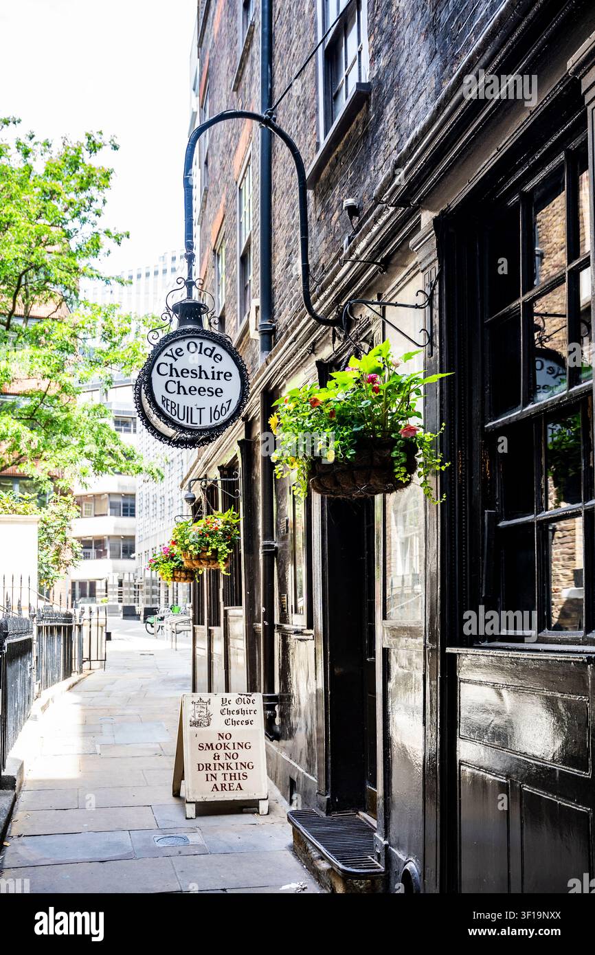 17th century building on fire hi-res stock photography and images - Alamy