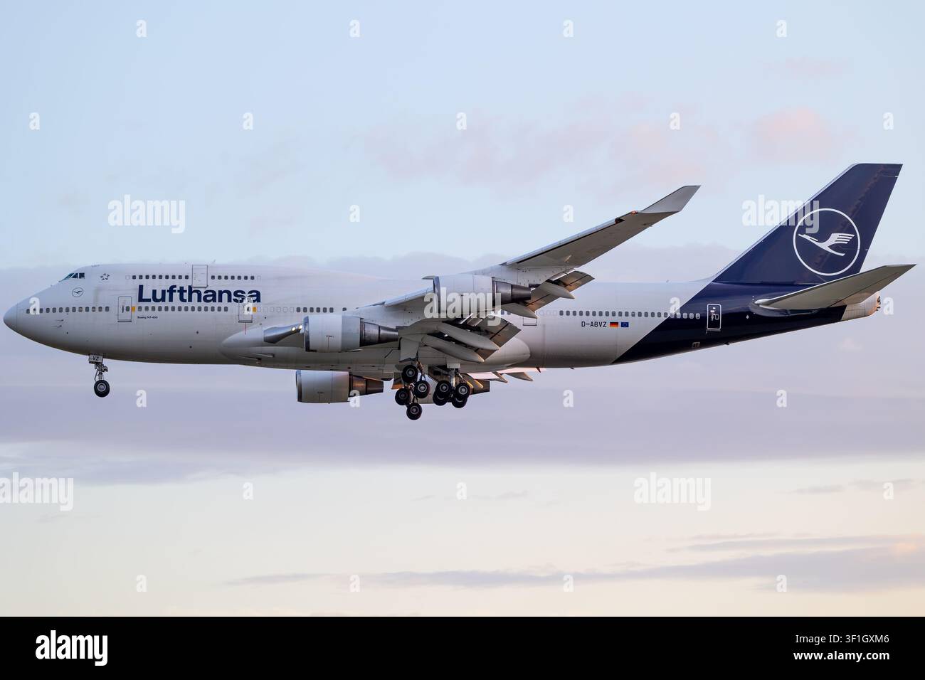 Lufthansa jumbo jet boeing 747 400 hi-res stock photography and