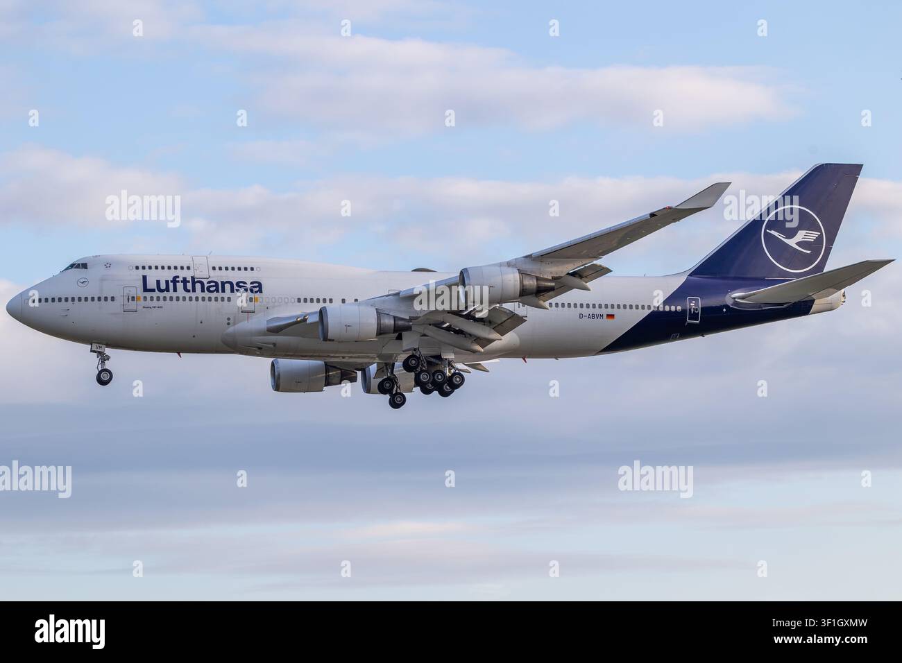 Lufthansa jumbo jet boeing 747 400 hi-res stock photography and
