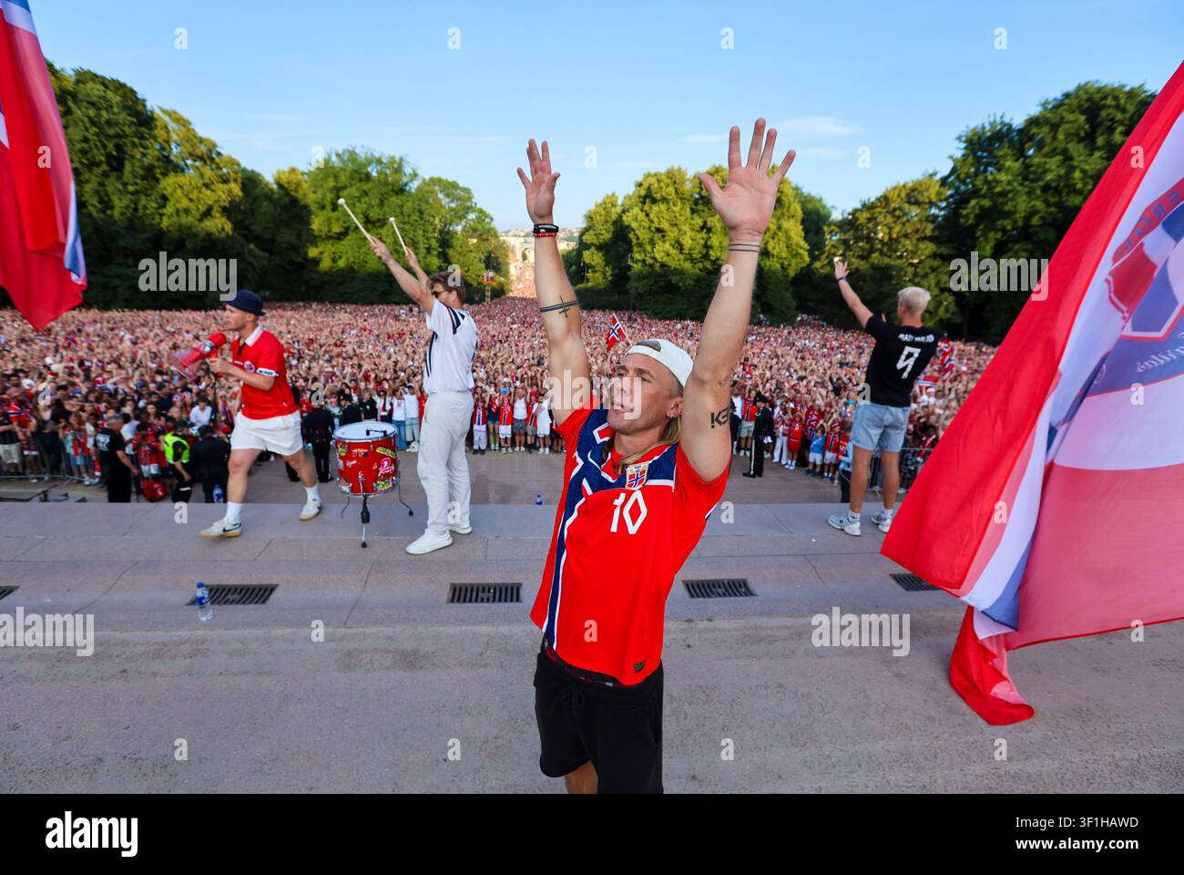 Oslo 20260713. The men's national football team is greeted by the ...