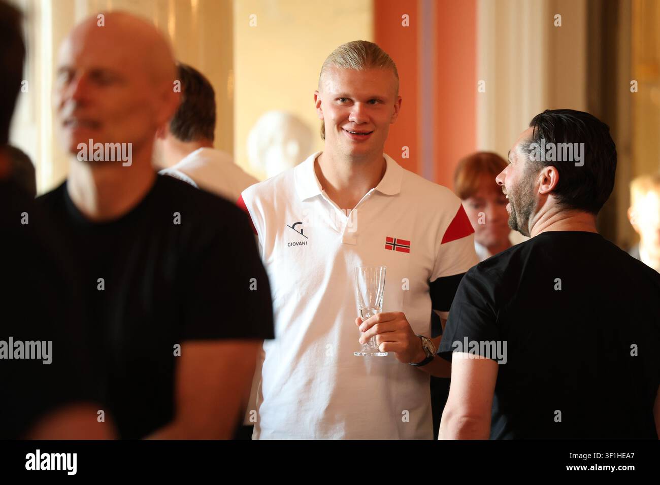 Oslo 20260713. The men's national football team is welcomed by the ...