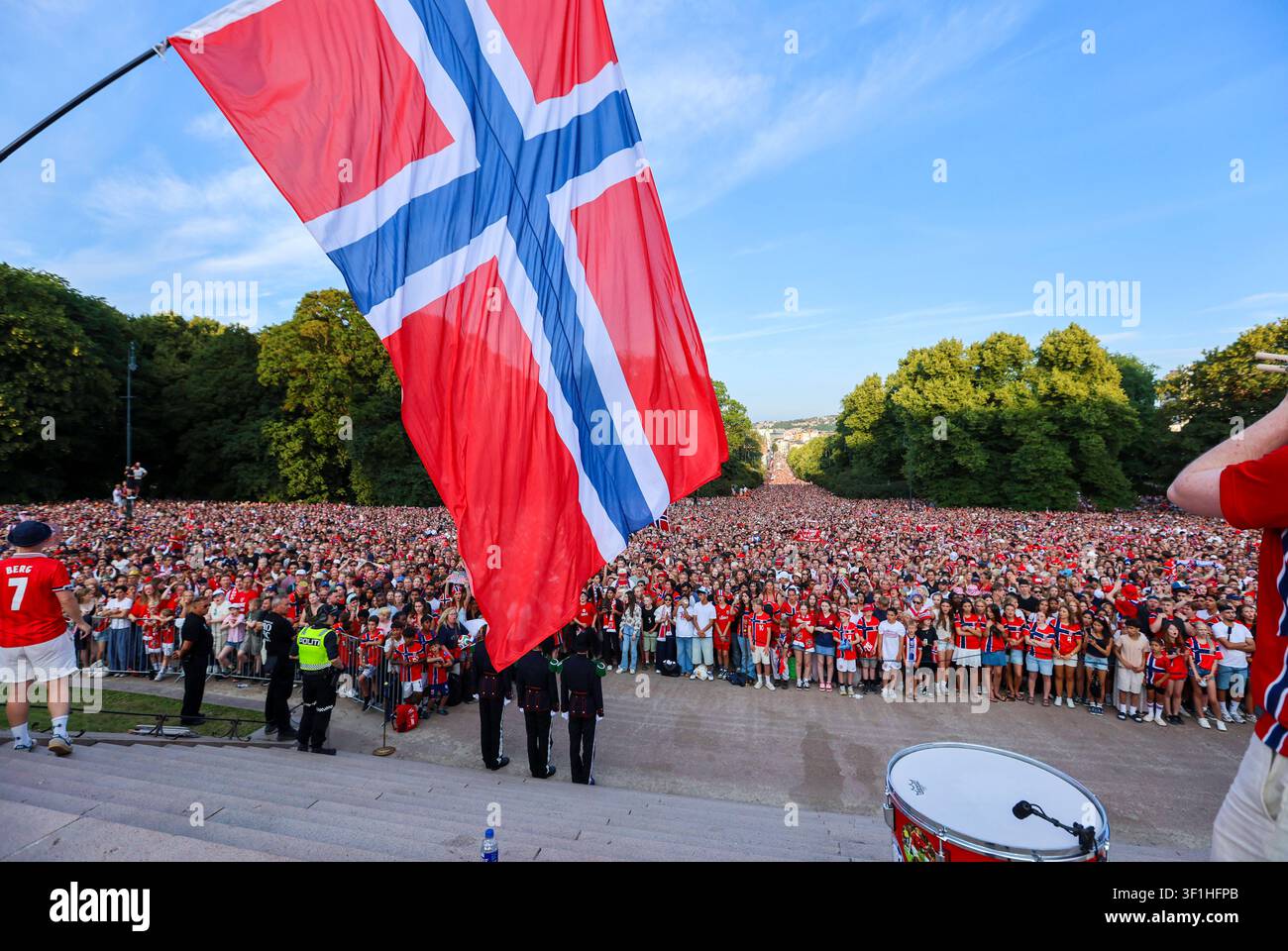 Oslo 20260713. The men's national football team is greeted by the ...