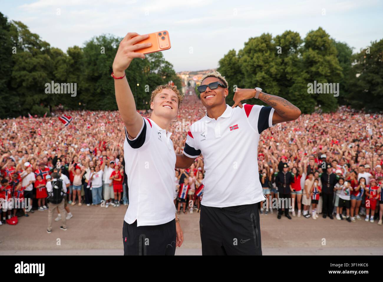 Oslo 20260713. The men's national football team is greeted by the ...