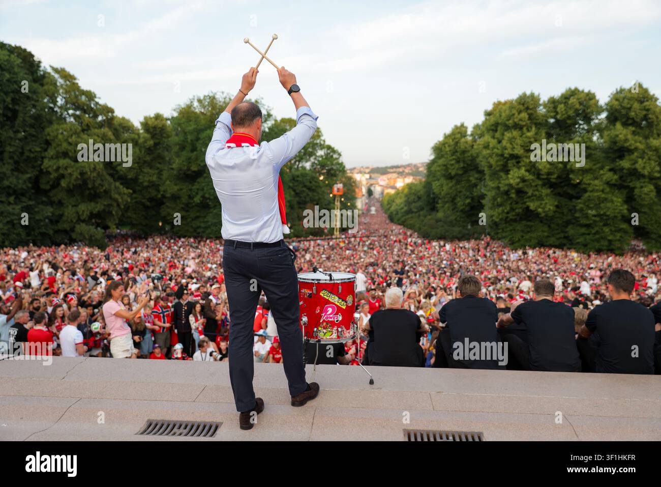 Oslo 20260713. The men's national football team is welcomed by the ...