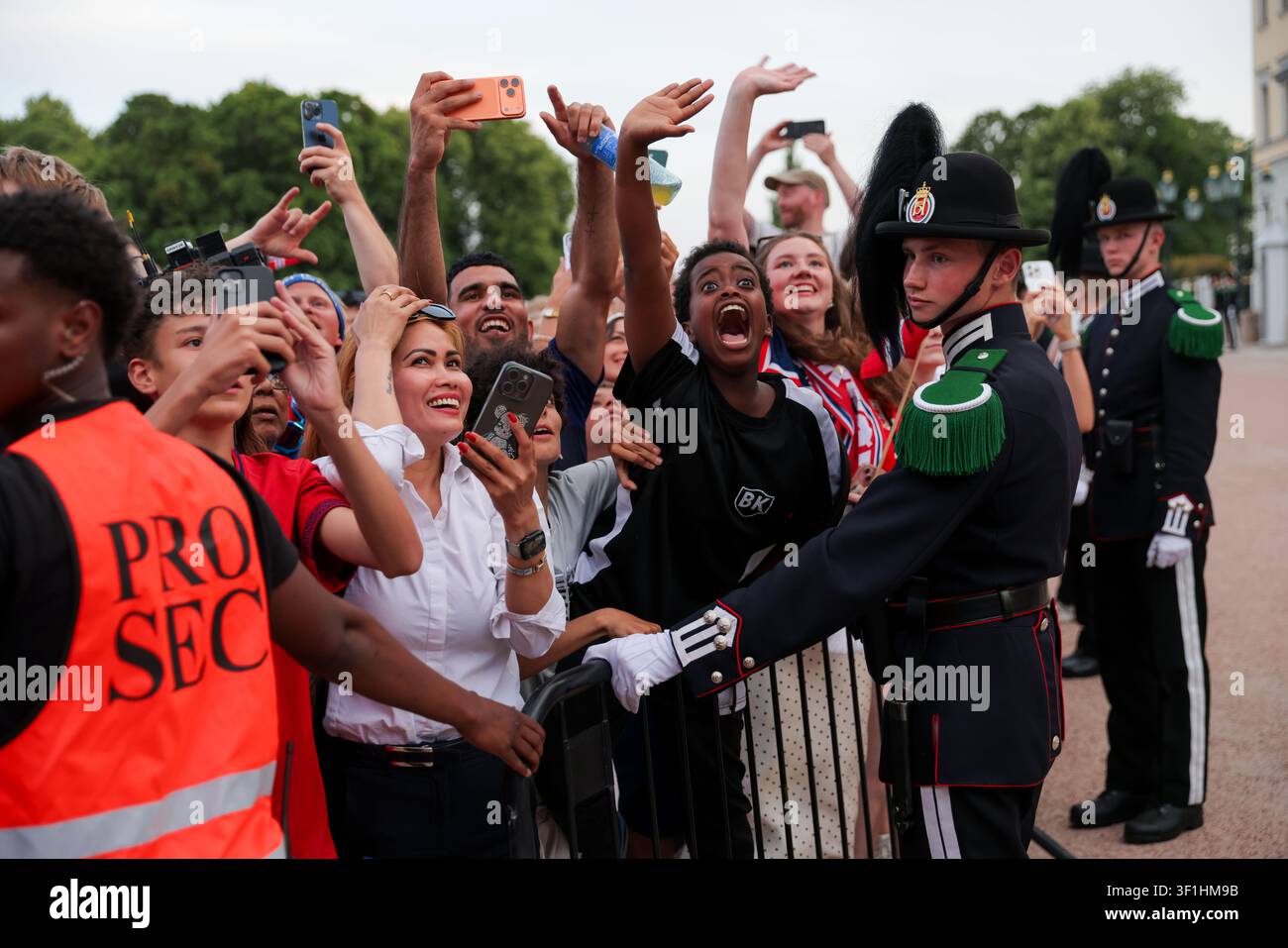 Oslo 20260713. The men's national football team is greeted by the ...
