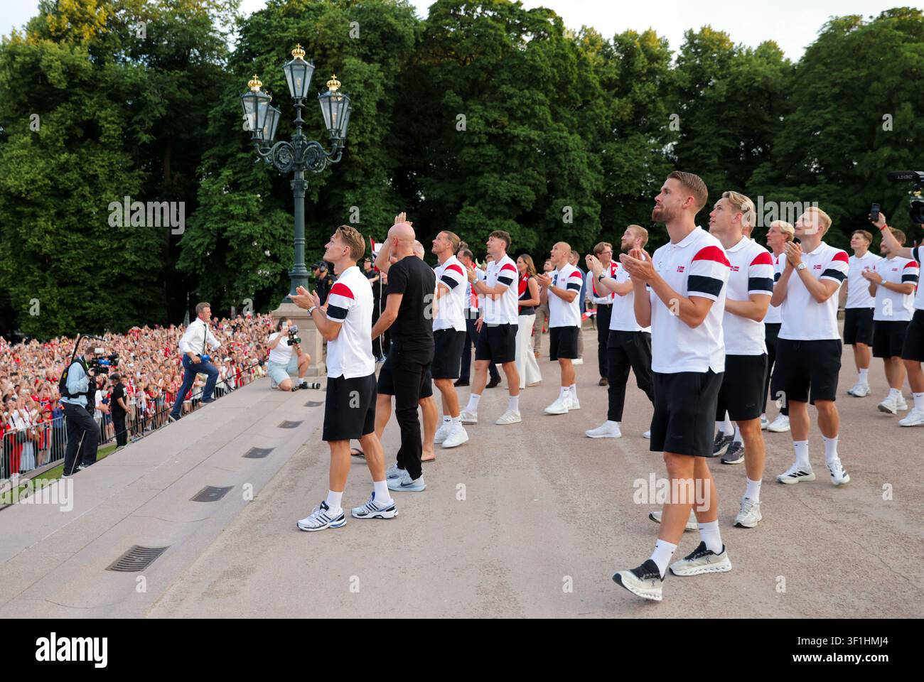 Oslo 20260713. The men's national football team is greeted by the ...