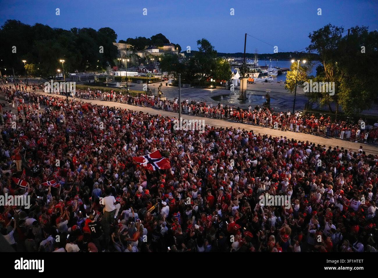 Oslo 20260713. The men's national football team is greeted by the ...