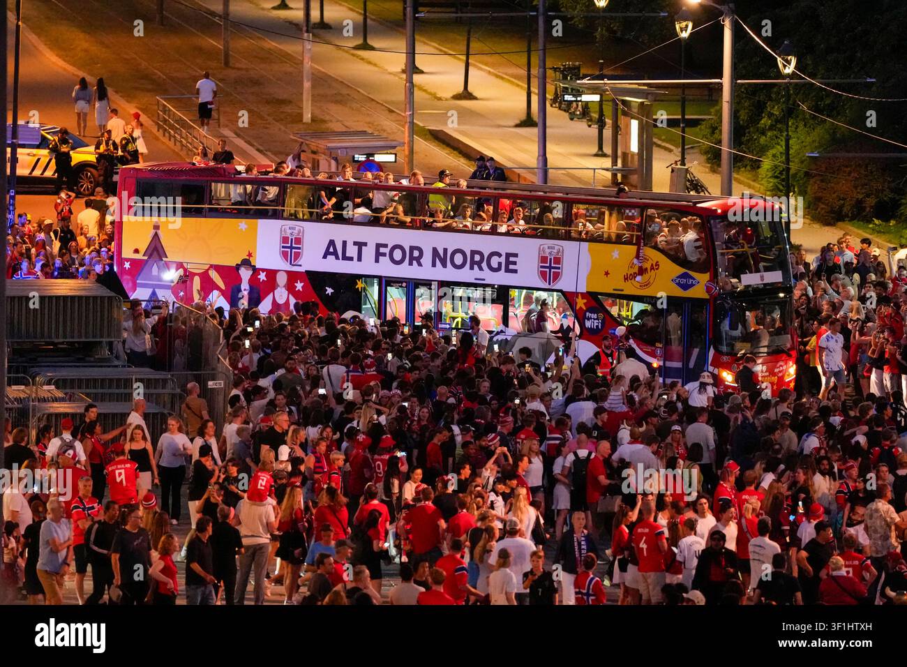 Oslo 20260713. The men's national football team is greeted by the ...