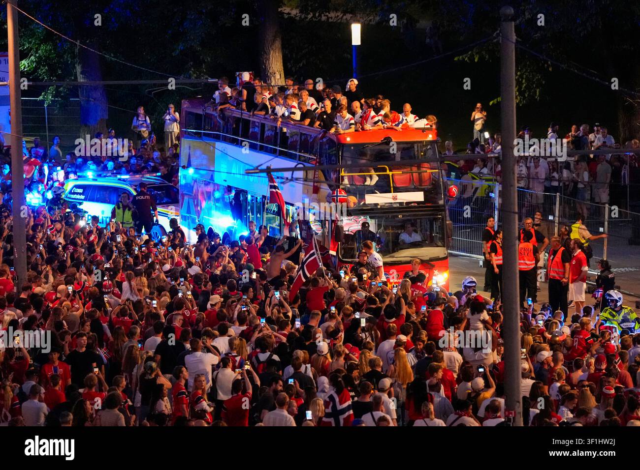 Oslo 20260713. The men's national football team is greeted by the ...