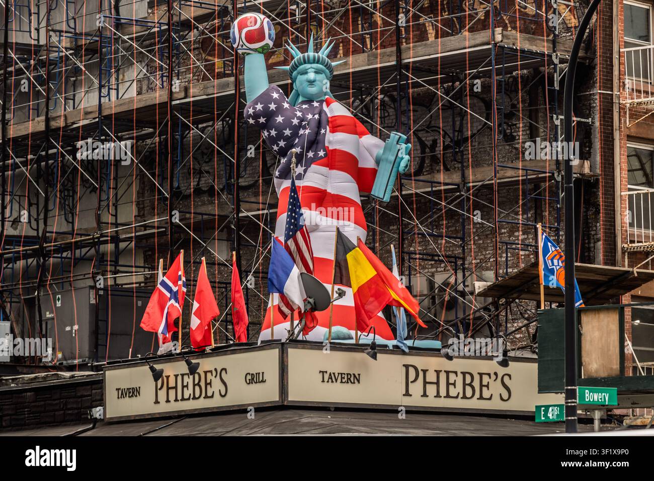 Statue of liberty and scaffolding hi-res stock photography and