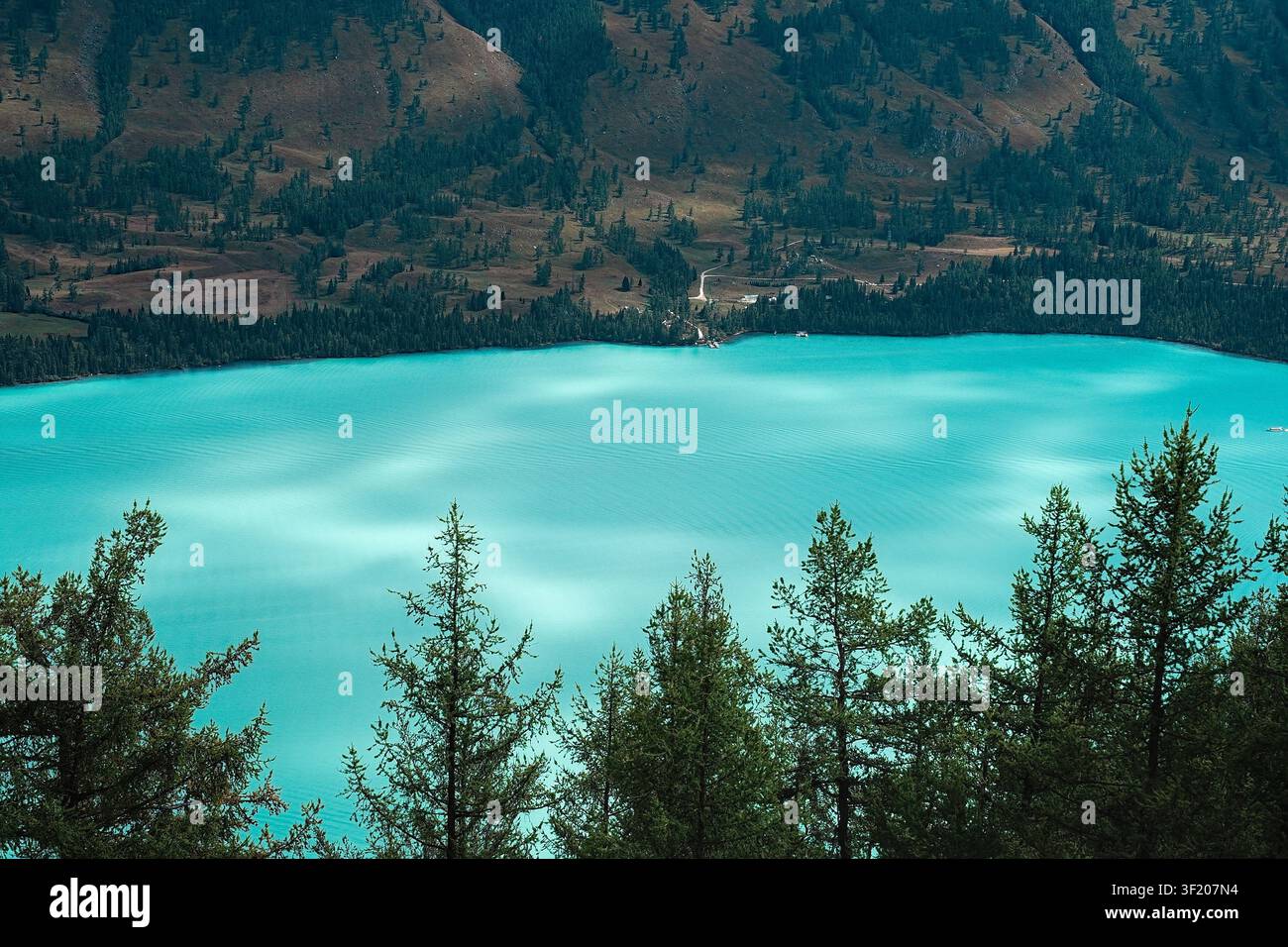 Scenic view turquoise mountain lake hi-res stock photography and images ...