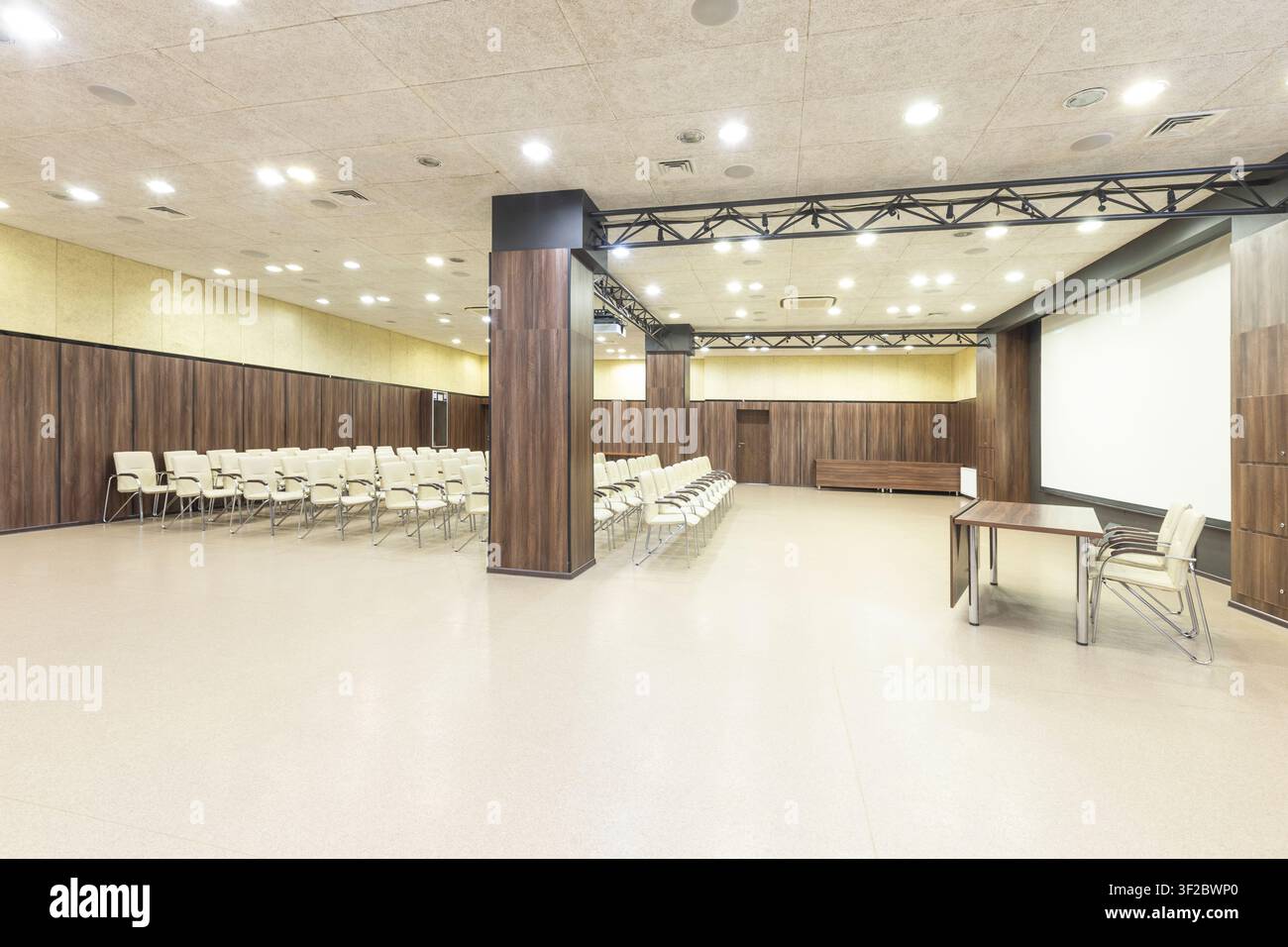 Cnference room with speaker table and screen Stock Photo