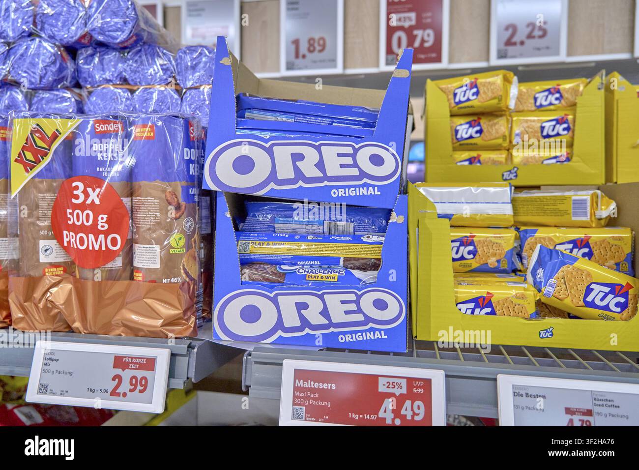 Oreo cookies on the shelf hi-res stock photography and images - Alamy