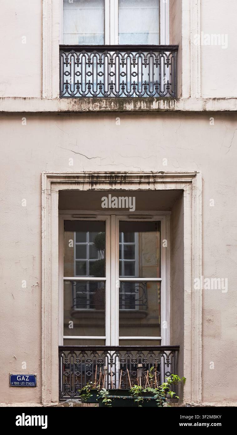 Left entrance features hi-res stock photography and images - Alamy