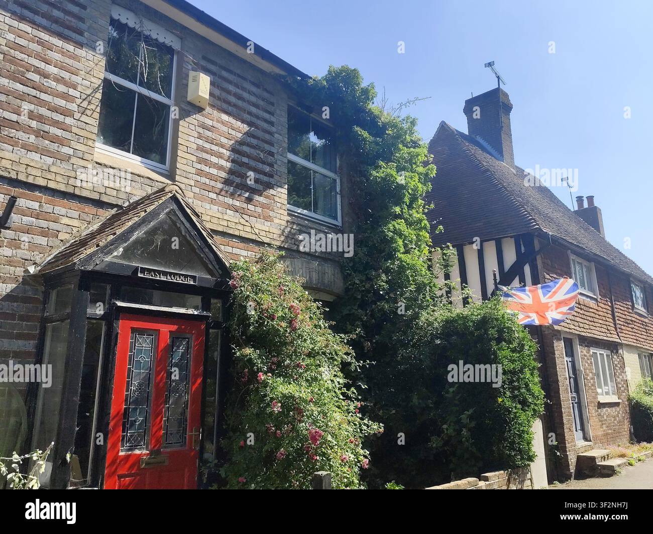 Traditional english red brick cottage hi-res stock photography and