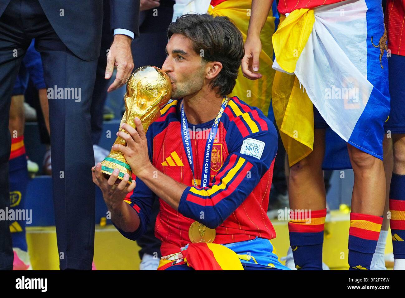 Spain's Ferran Torres (7) kisses the trophy after the World Cup final