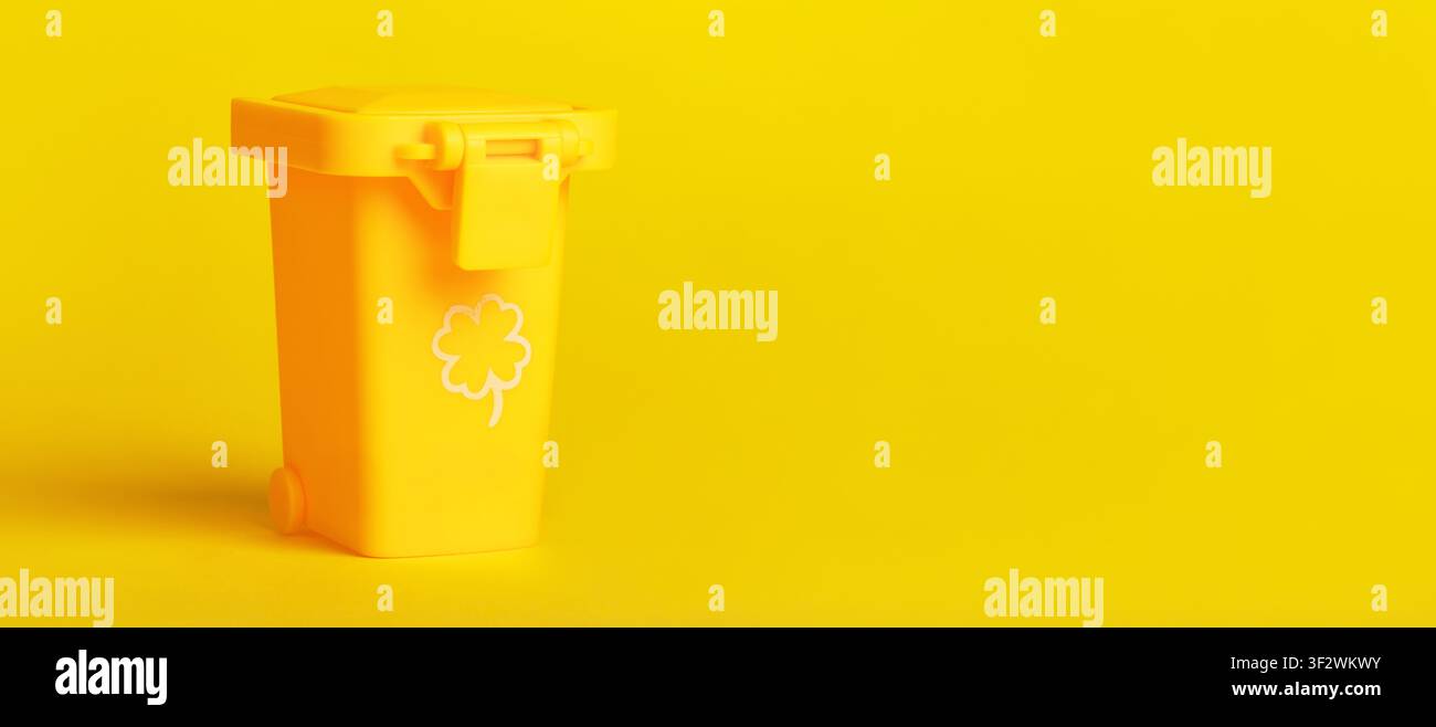Tashcan Icon Minimalist green trash can icon hi-res stock photography and images - Alamy