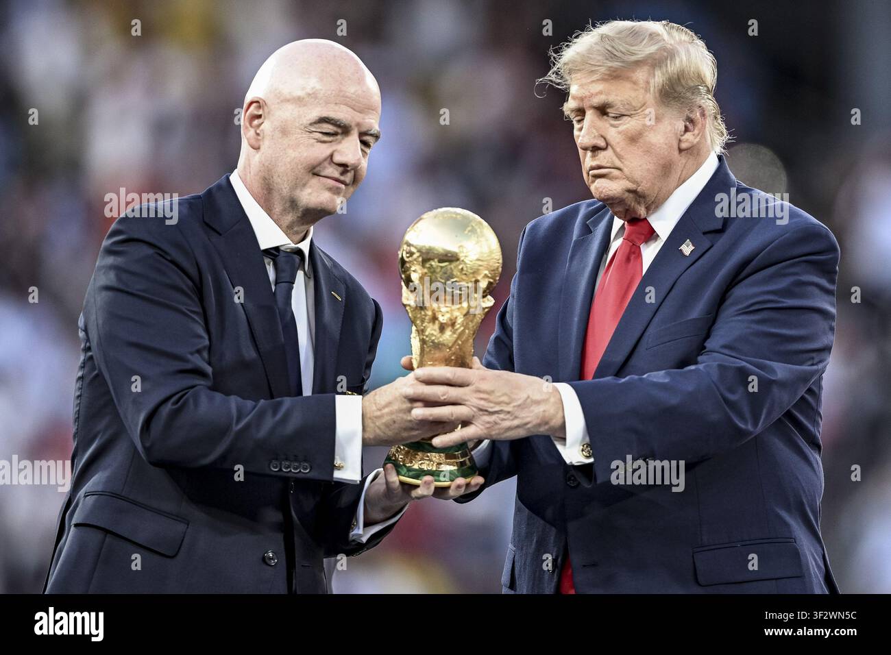New York, New York, USA. 20th July, 2026. East Rutherford (USA), 19/07/2026 ""“ Football/FIFA World Cup 2026/Final/Awards ""“ The players of the Spanish national team receive their championship medals from the hands of FIFA President Gianni Infantino and the President of the United States, Donald Trump, during the awards ceremony for the final of the FIFA World Cup 2026, at MetLife Stadium in East Rutherford, this Sunday (19). The ceremony was also attended by the President of Mexico, Claudia Sheinbaum, the Prime Minister of Canada, Mark Carney, and the King of Spain, Felipe VI. Spain defe Stock Photo