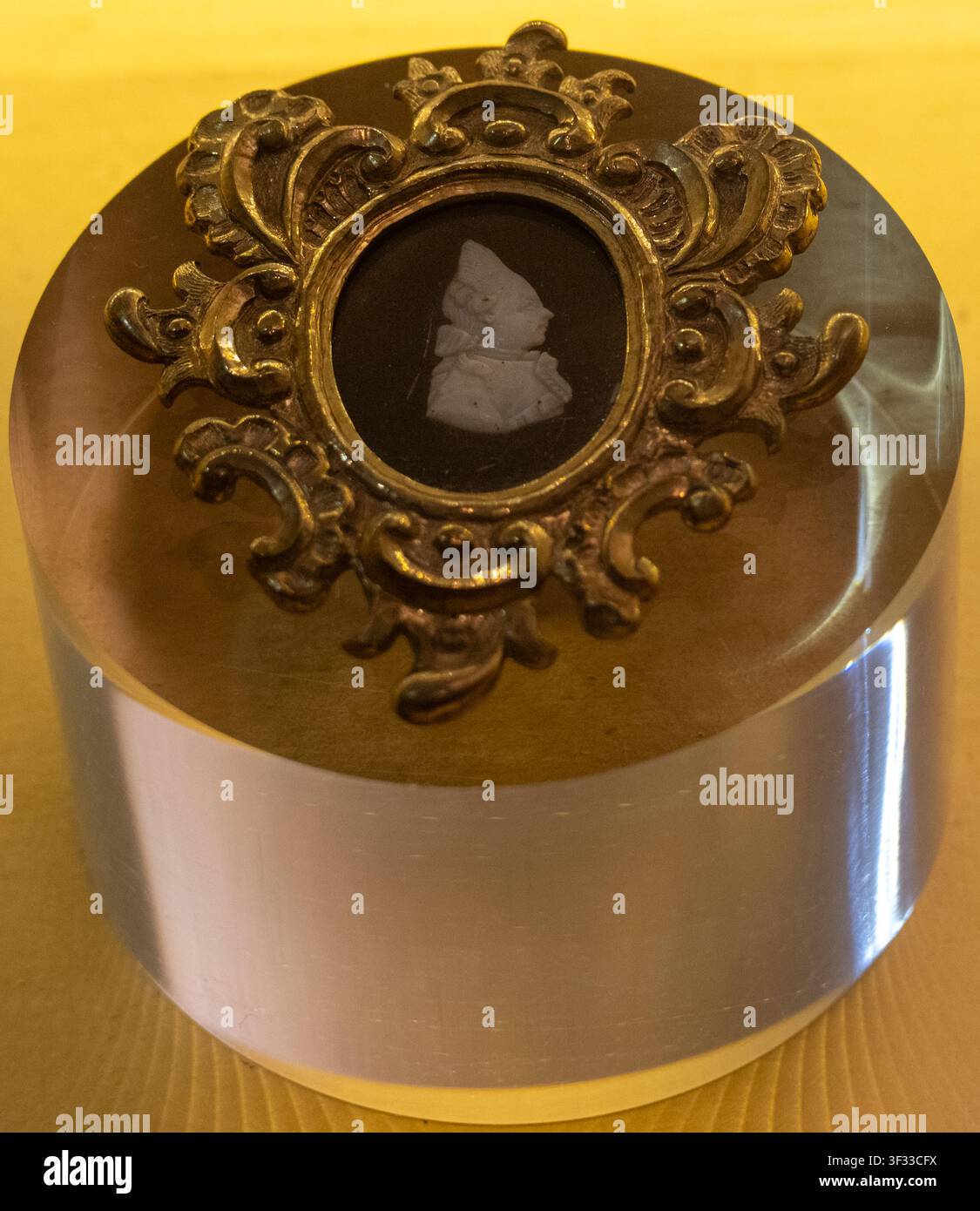 Rococo frame hi-res stock photography and images - Alamy