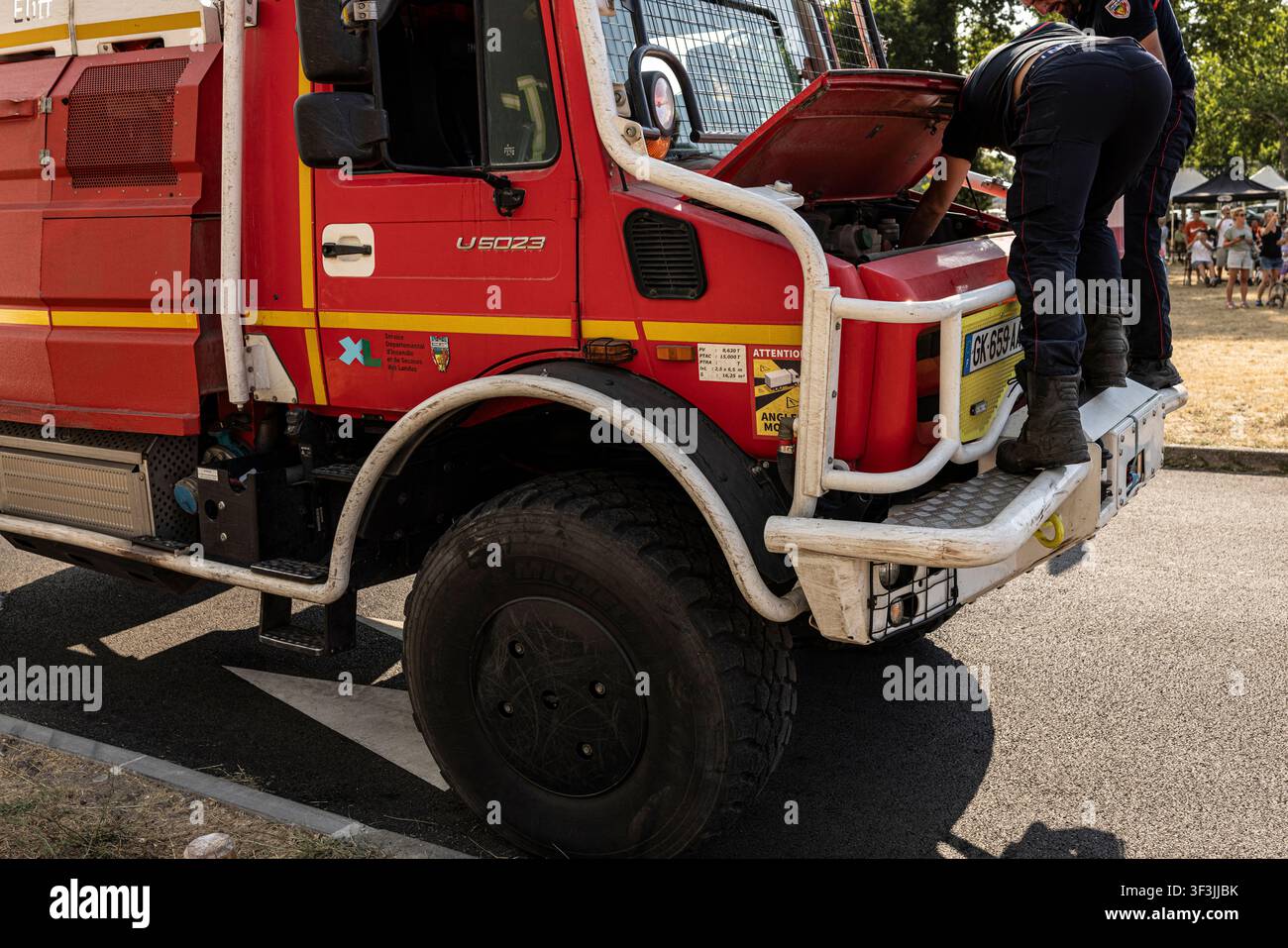 firefighters-repair-the-engine-of-a-forest-fire-tanker-ccf-in-le