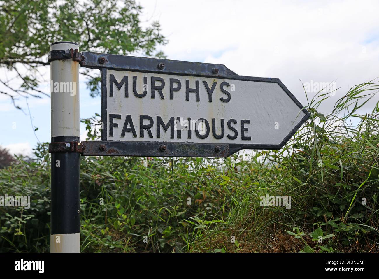 Murphys Farmhouse directional sign photographed in Ireland Stock Photo
