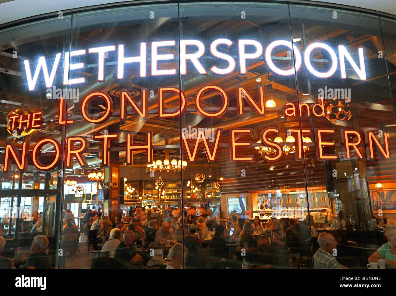 Busy Wetherspoon pub with no loud music, The London and North Western, at Grand Central, Birmingham New Street railway station, West Midlands Stock Photo