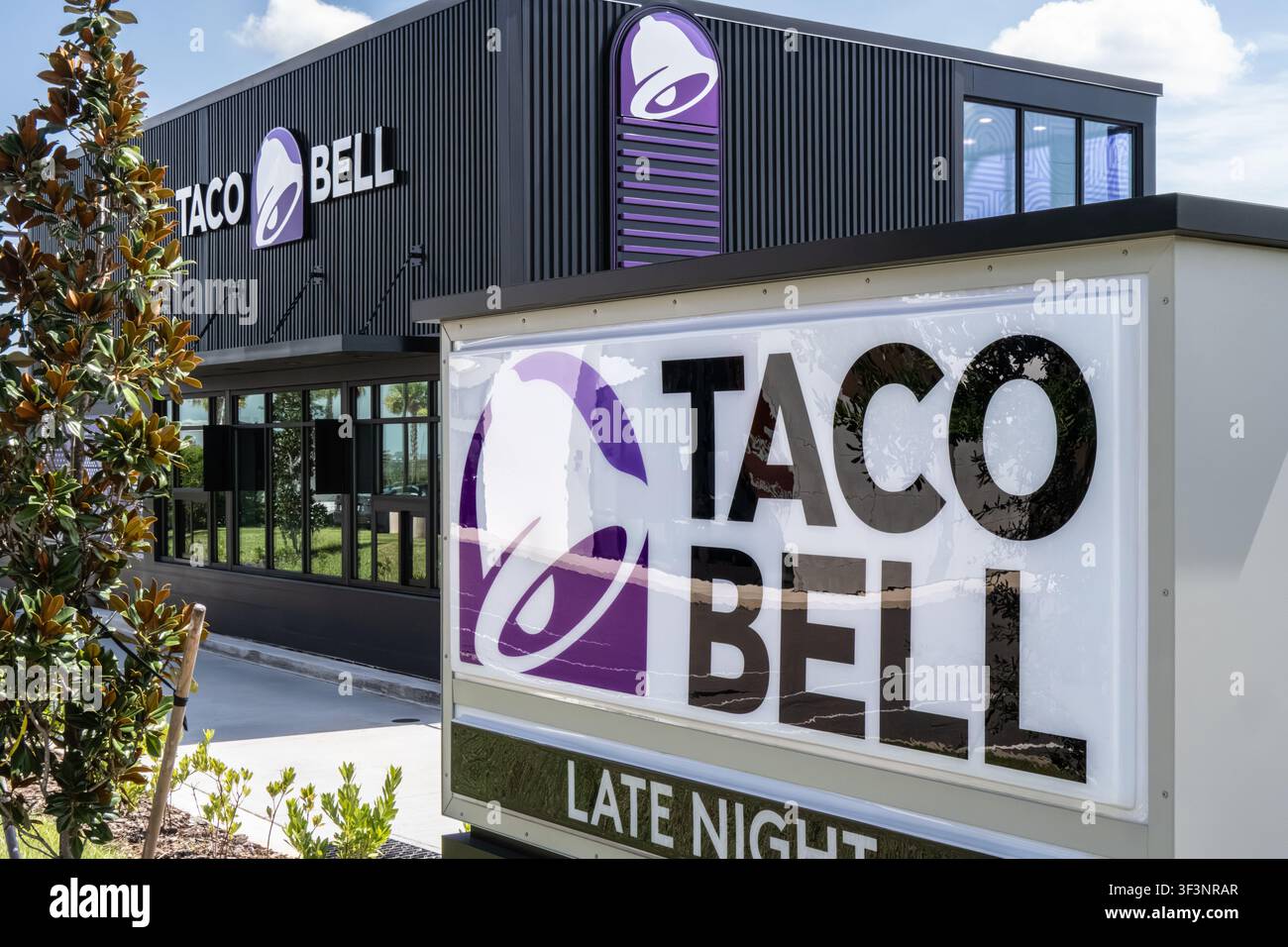 USA TACO BELL看板 Taco bell logo sign hi-res stock photography and images - Alamy