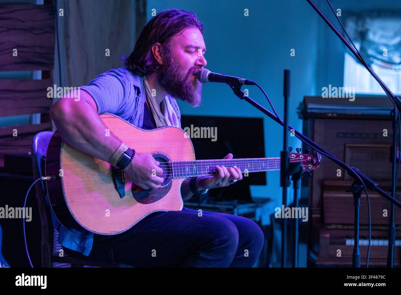 Singer songwriter Travis Shallow on Moonshine at the 19th Maverick long weekend Americana music festival held in Easton Farm Park in rural Suffolk. Stock Photo