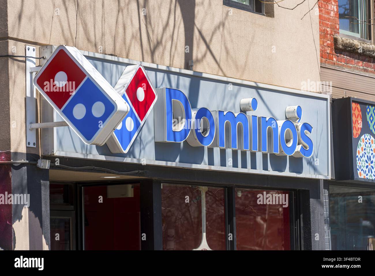 Dominos pizza sign logo hi-res stock photography and images - Alamy