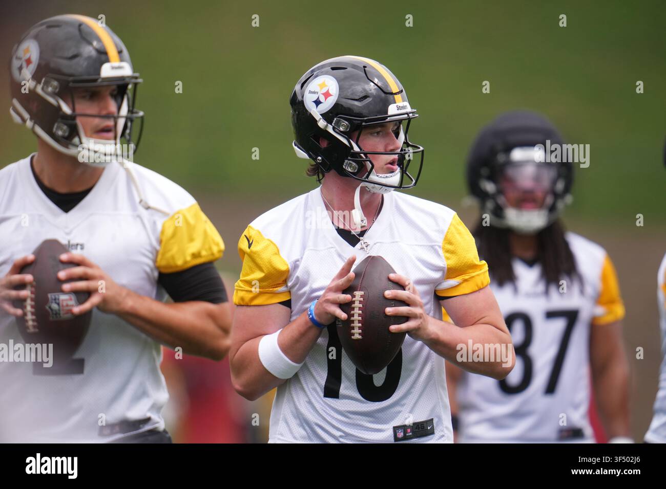 Pittsburgh Steelers quarterbacks Mason Rudolph, left, and Drew Allar ...