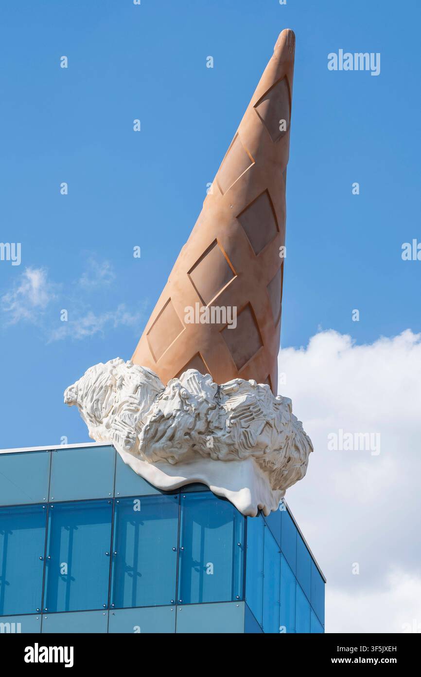 Claes oldenburg coosje van bruggen pop art hi-res stock