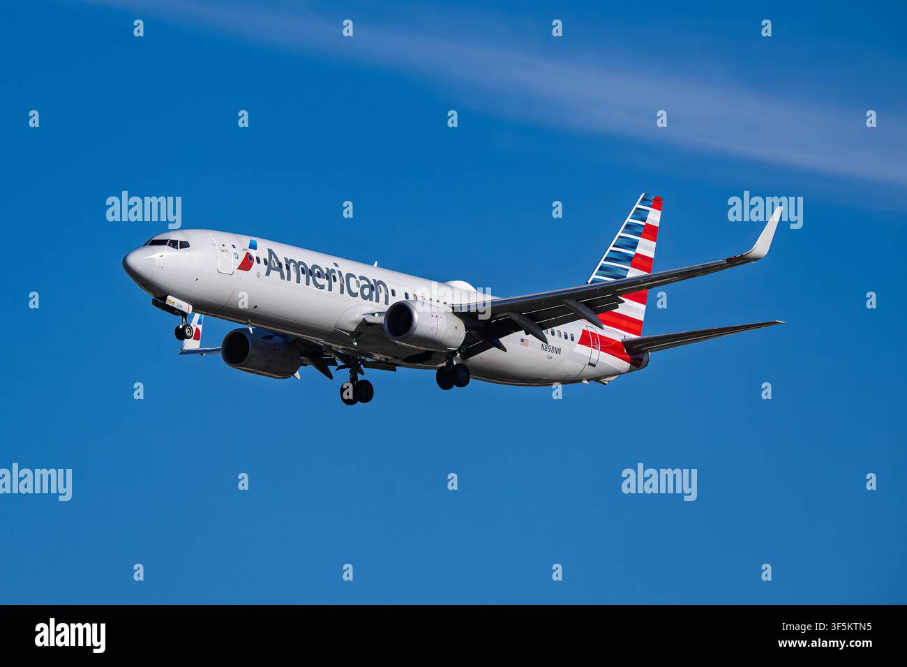 American airlines boeing 737 800 landing hi-res stock photography