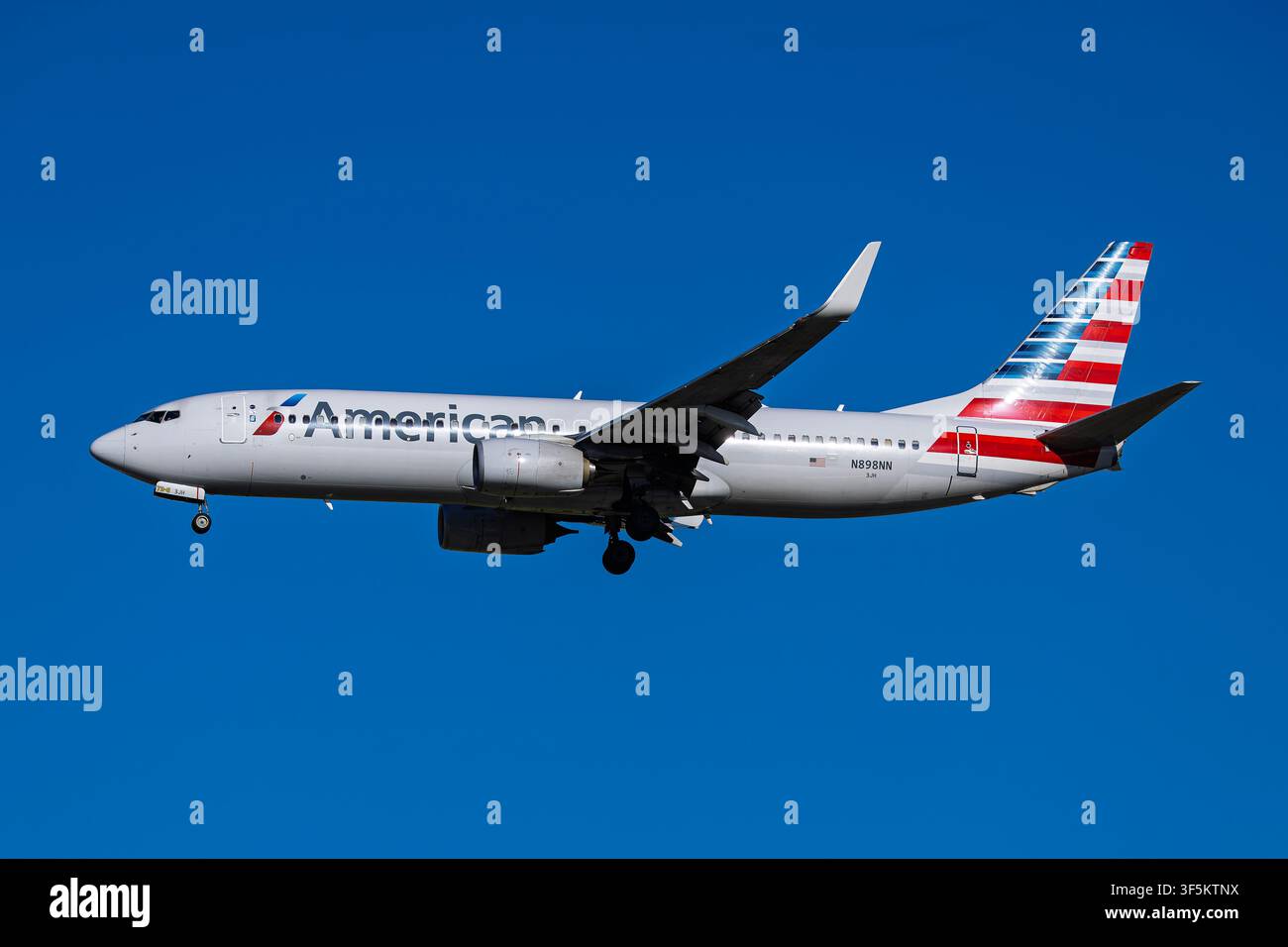 American airlines boeing 737 800 hi-res stock photography and
