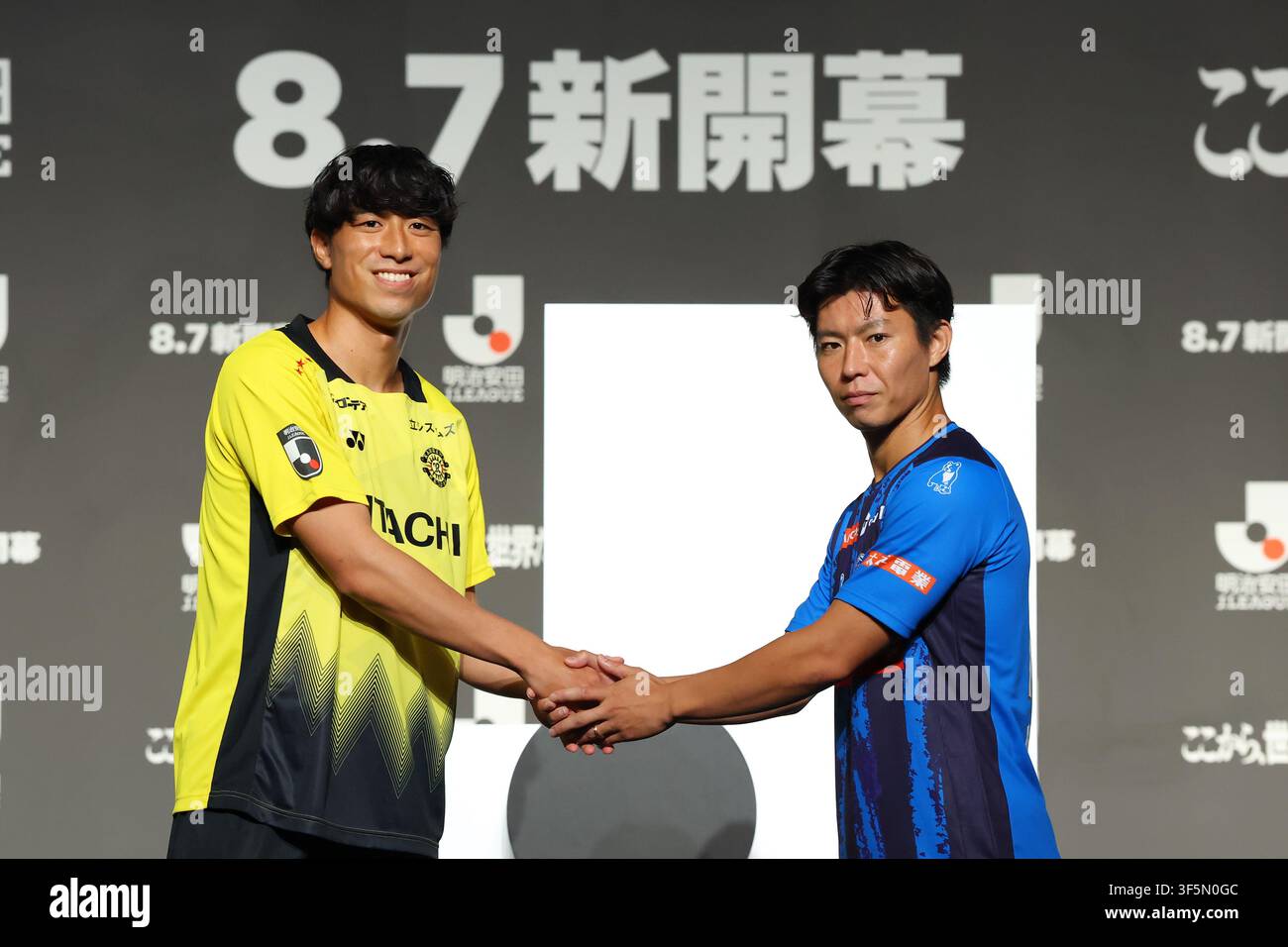 (L-R) Taiyo Koga (Reysol), Arata Watanabe (Hollyhock), AUGUST 3, 2026 ...