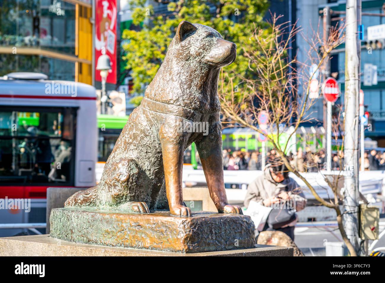 Japan tokyo shibuya hachiko dog hi-res stock photography and