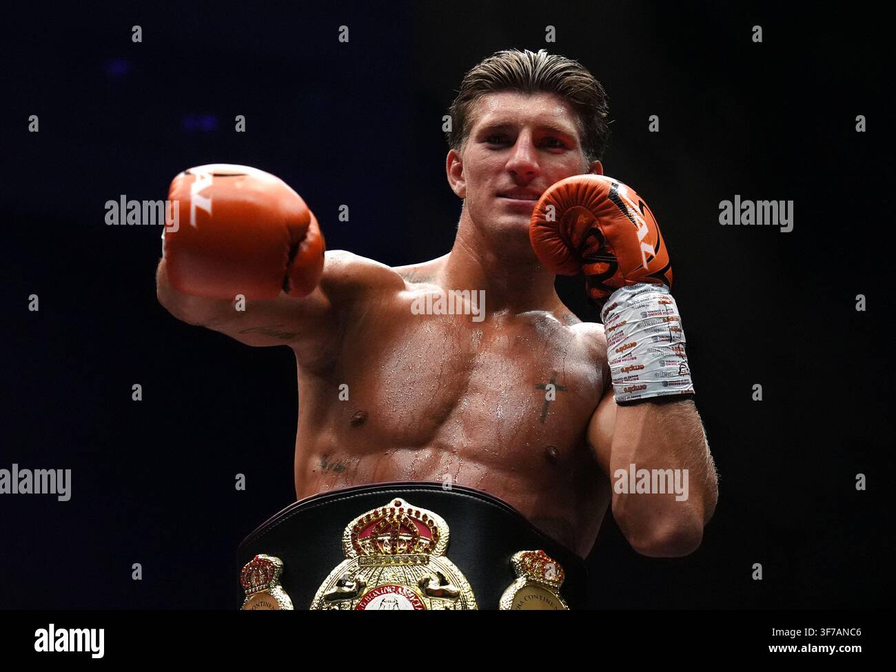 Gradus Kraus celebrates victory against Sean Hemphill during the light ...