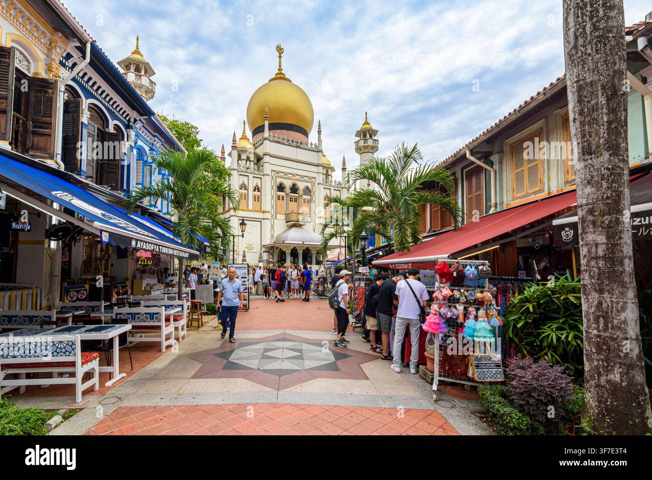 Pedestrian Bussorah St lined with shops and cafés leading to Masjid Sultan in Kampong Glam, Singapore Stock Photo
