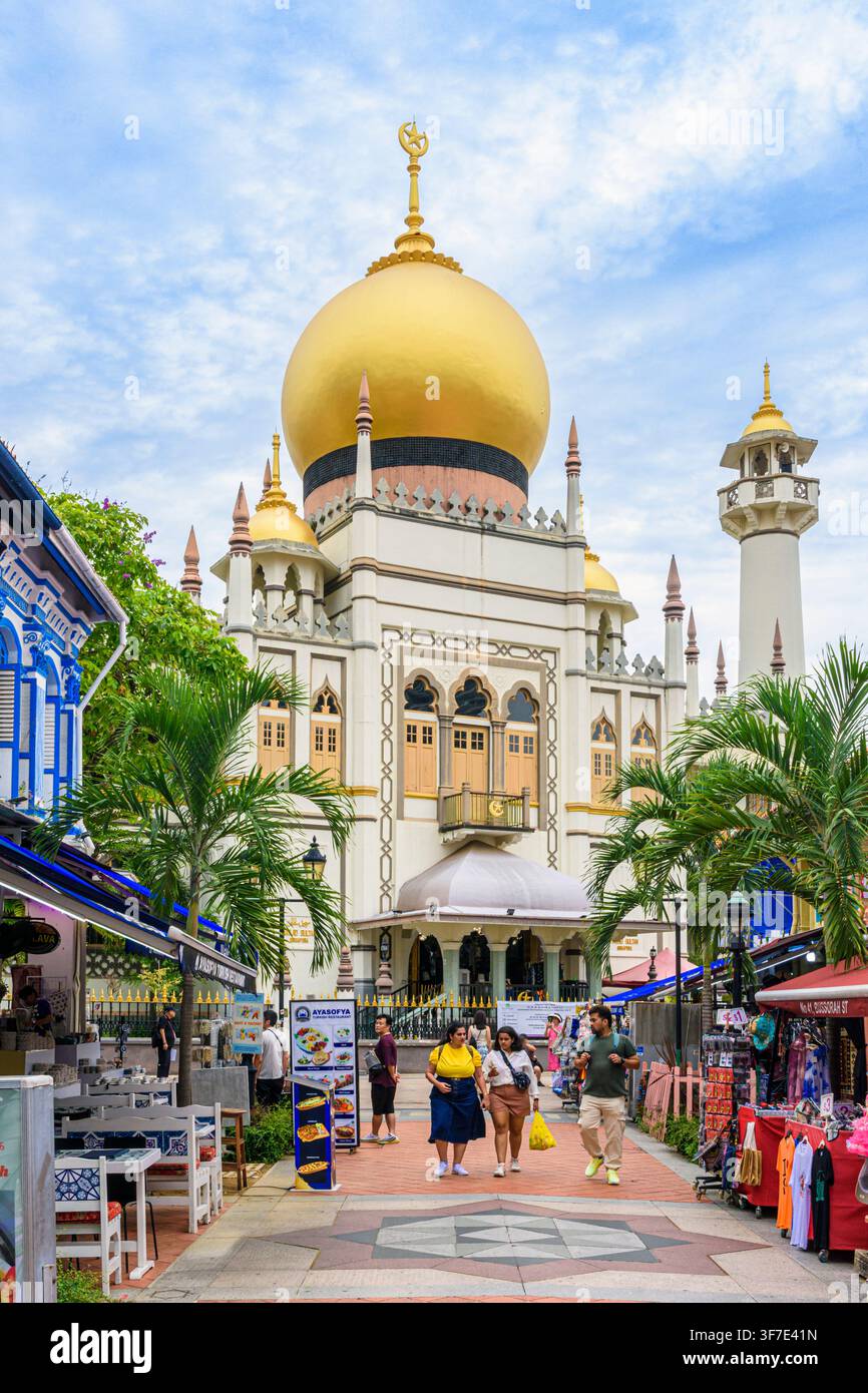 Pedestrian Bussorah St lined with shops and cafés leading to Masjid Sultan in Kampong Glam, Singapore Stock Photo