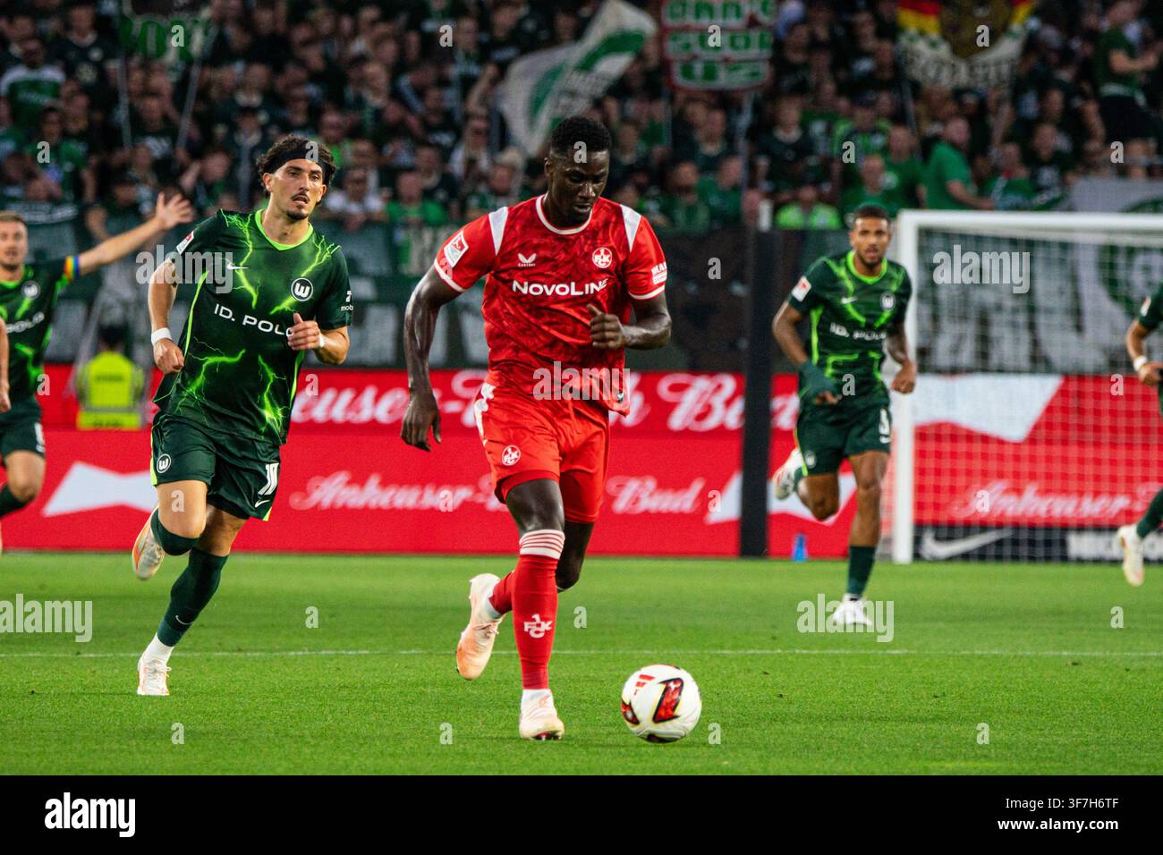 Maxwell Gyamfi (1. FC Kaiserslautern, #4) gegen Hayate Matsuda (Hannover  96, #27) GER, Hannover 96 vs 1. FC Kaiserslautern, Fussball, 2. Bundesliga,  1. Spieltag, Saison 2025/2026, 03.08.2025 DFL REGULATIONS PROHIBIT ANY USE