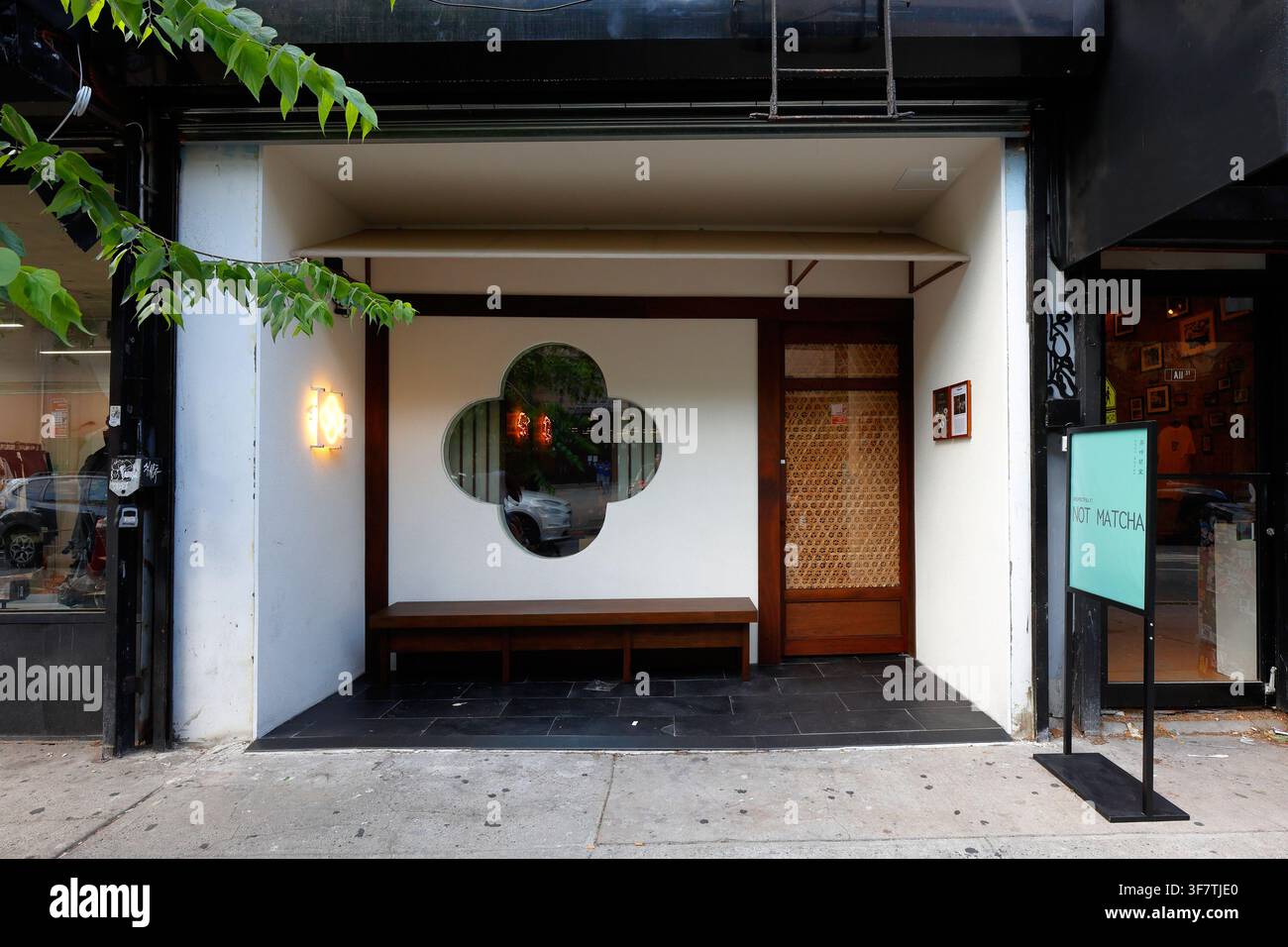 Soft Hours 柔時閑堂, 119 Hester St, New York, NYC storefront of a tea house in Manhattan Chinatown. 紐約 纽约 美國 美国 Stock Photo