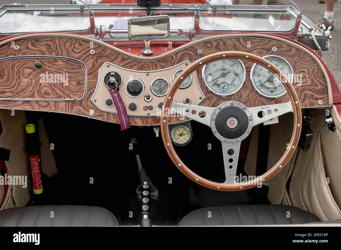 Classic mg car dashboard hi-res stock photography and images - Alamy