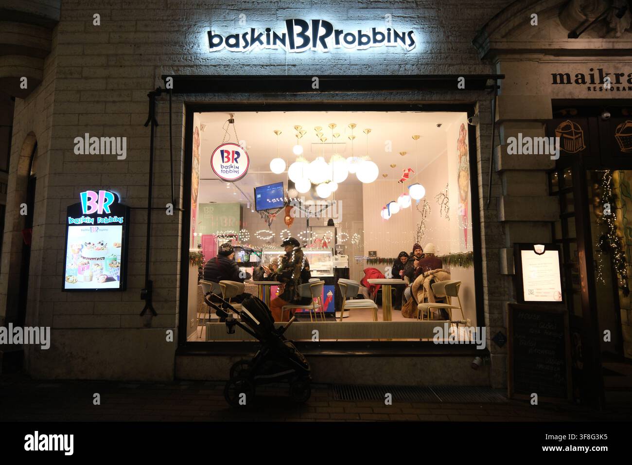 Baskin robbins ice cream store hi-res stock photography and images