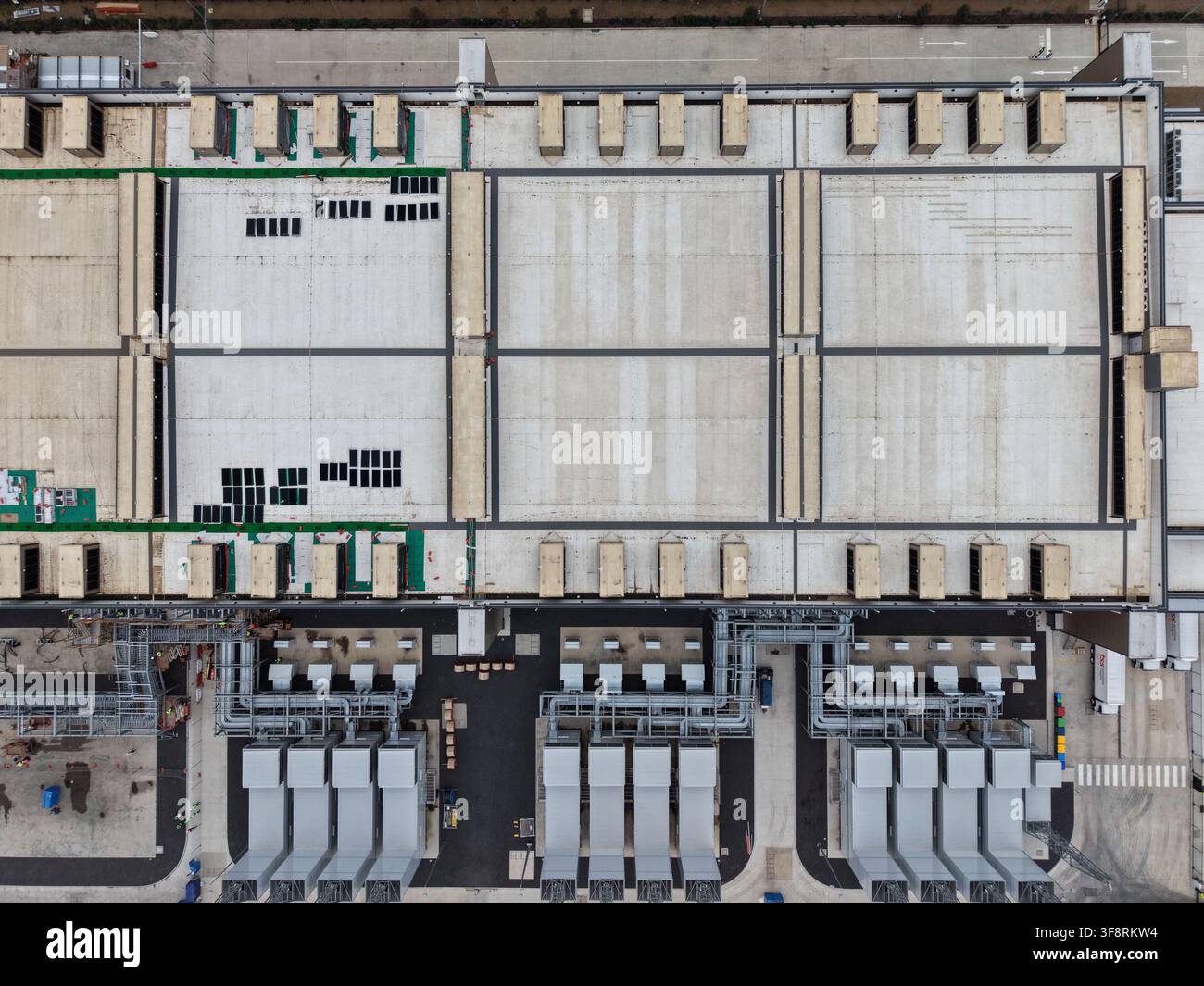 Data center building roof with cooling units and industrial infrastructure. Global it technology and cloud computing network concept Stock Photo