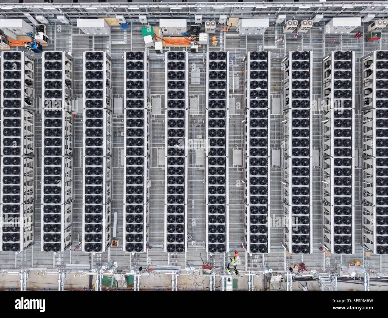 Aerial view showing rows of industrial cooling units and fans on a data center rooftop, ensuring energy efficiency and optimal performance Stock Photo