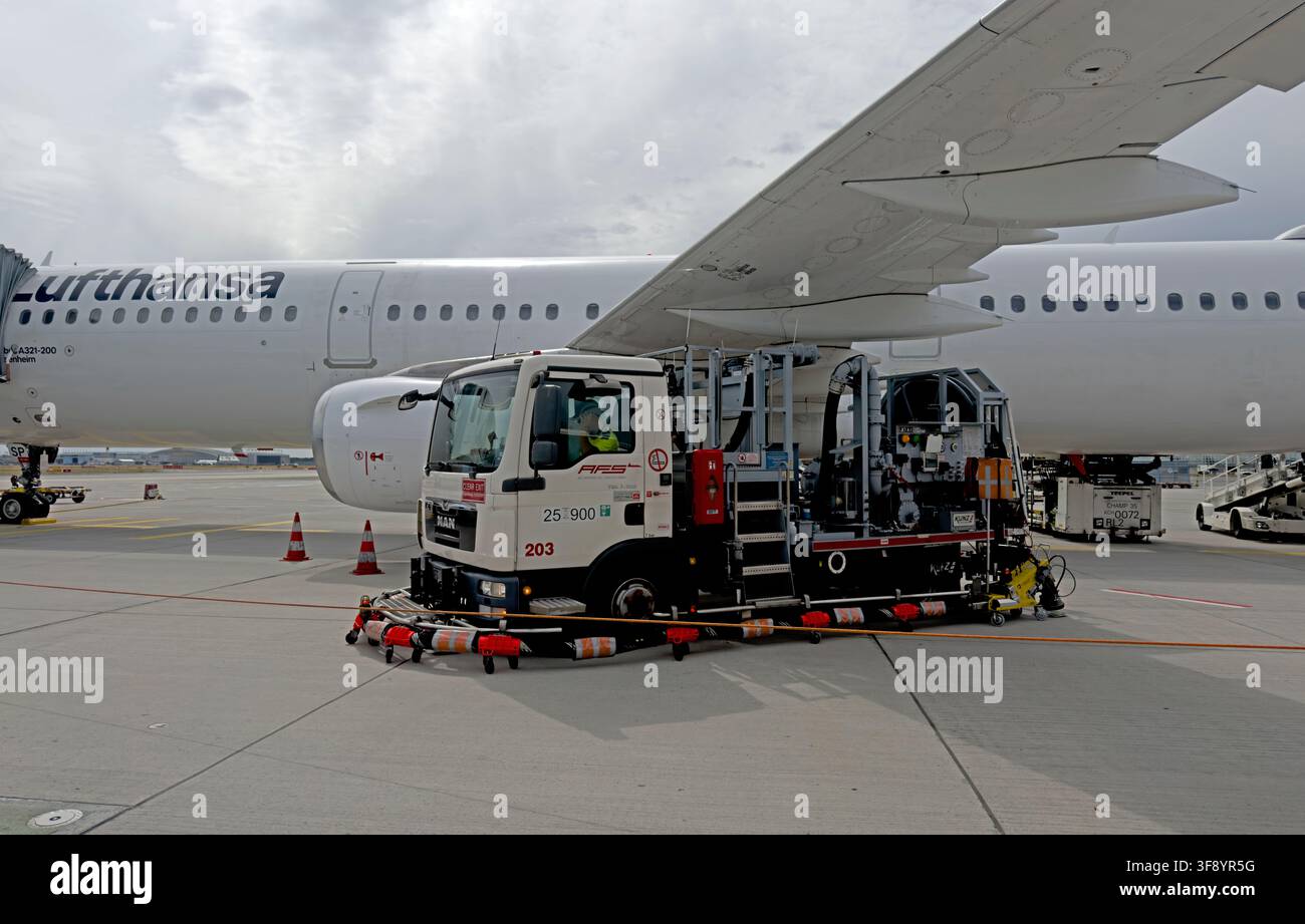 Aircraft hydrant refuelling dispenser - Lufthansa aircraft being refuelled by an airport tanker on the apron at Frankfurt Airport, Germany. Stock Photo